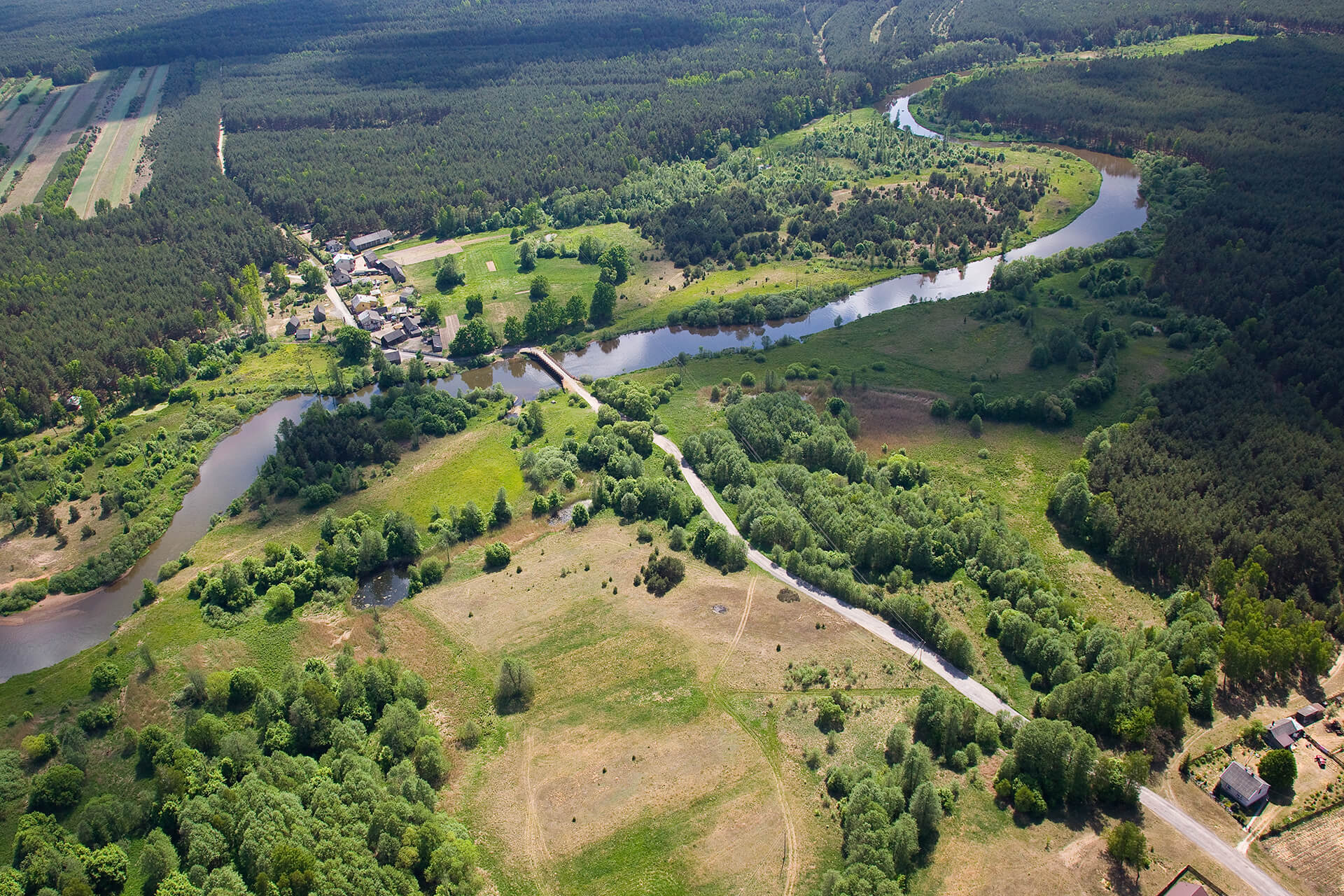 Zdjęcie farmy wiatrowej z lotu ptaka
